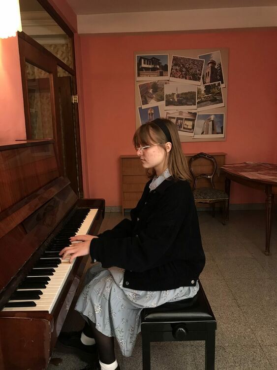 Показват изложба на 17-годишна украинка за Международния ден на театъра в Хасково