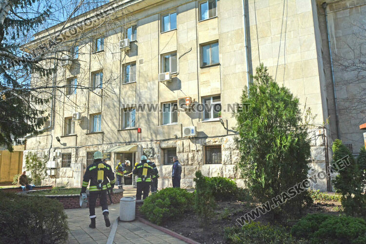 Хасковските огнеборци тренират гасене на пожар в обществени и производствени сгради
