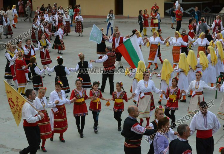 „Хайдушката софра“ в Хасково посреща 1270 пазители на българските народни традиции