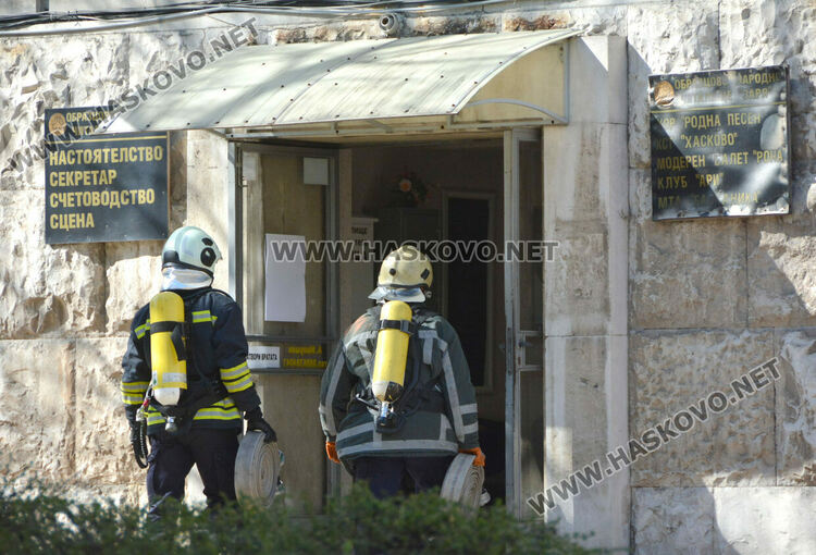 Хасковските огнеборци тренират гасене на пожар в обществени и производствени сгради