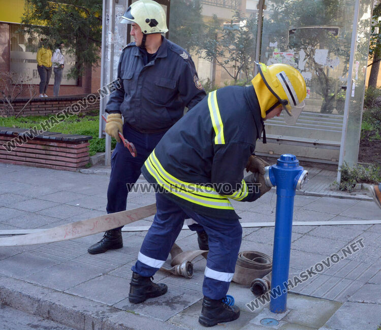 Хасковските огнеборци тренират гасене на пожар в обществени и производствени сгради