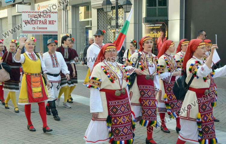 С пъстро дефиле и рекордни 1270 участници започна фестивалът „Хайдушка софра“ в Хасково