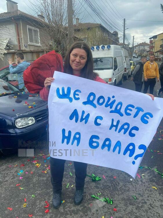 Вълнуваща покана за абитуриентски бал получи класна от "Майстора"