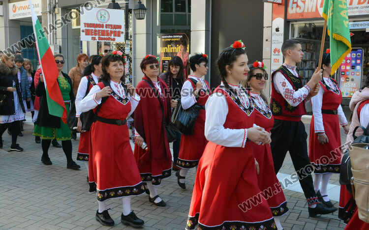 С пъстро дефиле и рекордни 1270 участници започна фестивалът „Хайдушка софра“ в Хасково