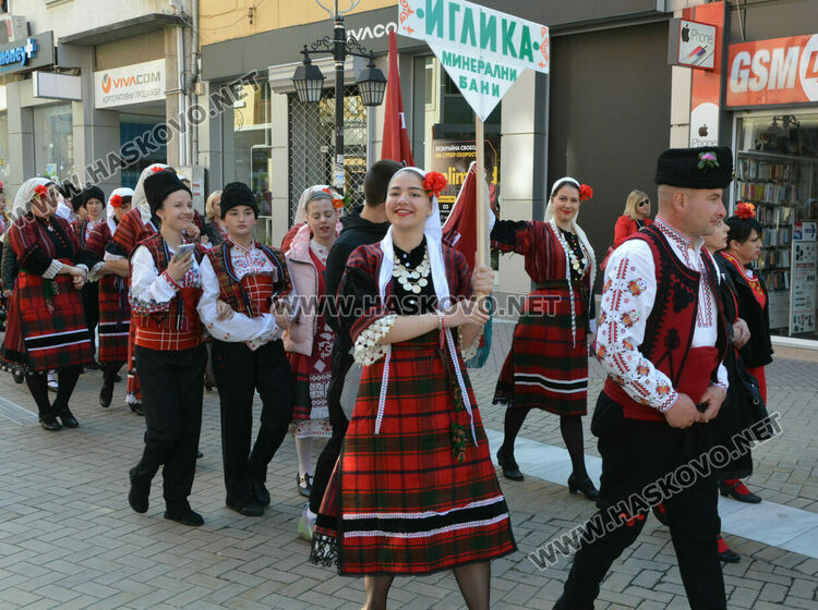 С пъстро дефиле и рекордни 1270 участници започна фестивалът „Хайдушка софра“ в Хасково