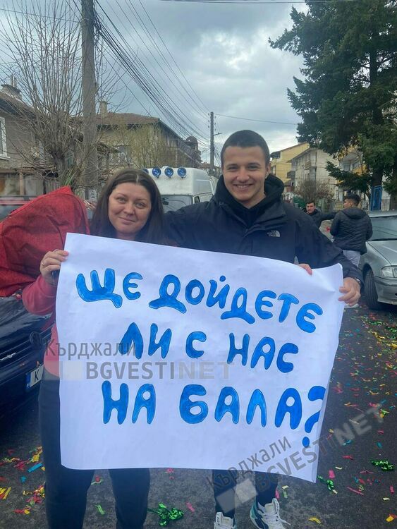 Вълнуваща покана за абитуриентски бал получи класна от "Майстора"