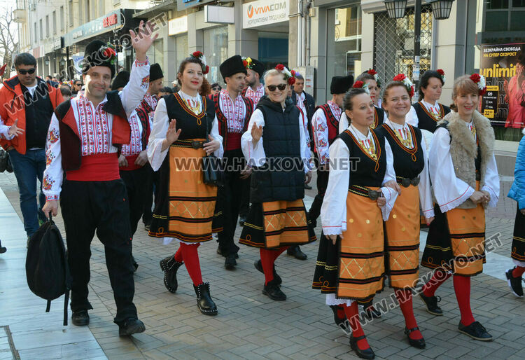 С пъстро дефиле и рекордни 1270 участници започна фестивалът „Хайдушка софра“ в Хасково