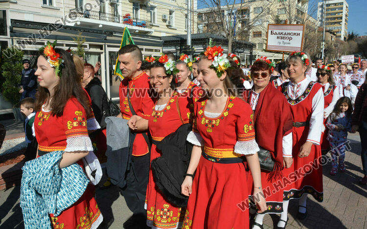 С пъстро дефиле и рекордни 1270 участници започна фестивалът „Хайдушка софра“ в Хасково