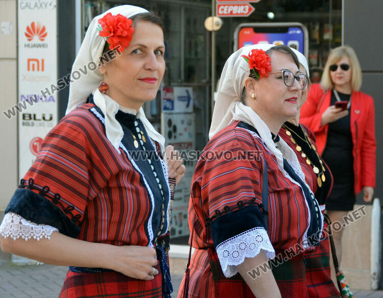 С пъстро дефиле и рекордни 1270 участници започна фестивалът „Хайдушка софра“ в Хасково