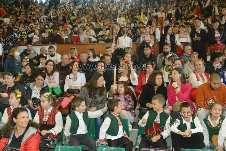 С пъстро дефиле и рекордни 1270 участници започна фестивалът „Хайдушка софра“ в Хасково