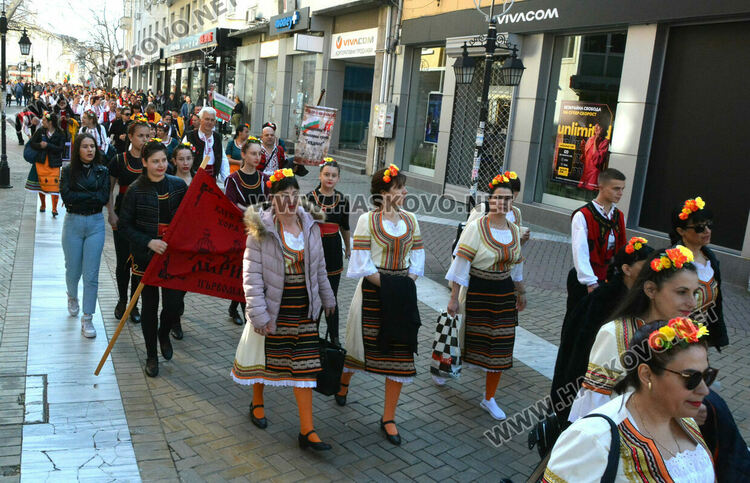 С пъстро дефиле и рекордни 1270 участници започна фестивалът „Хайдушка софра“ в Хасково