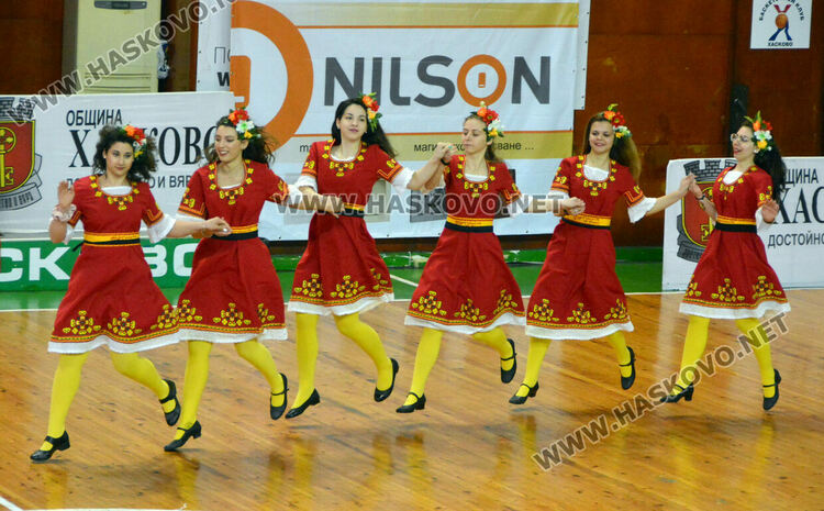 С пъстро дефиле и рекордни 1270 участници започна фестивалът „Хайдушка софра“ в Хасково