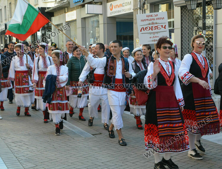 С пъстро дефиле и рекордни 1270 участници започна фестивалът „Хайдушка софра“ в Хасково