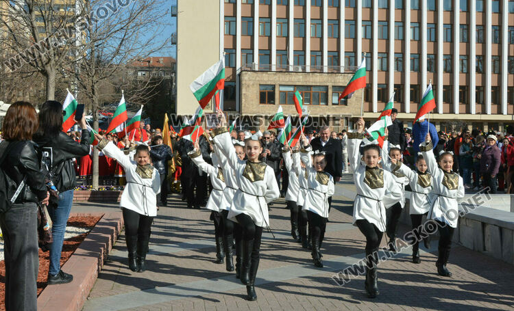 С пъстро дефиле и рекордни 1270 участници започна фестивалът „Хайдушка софра“ в Хасково