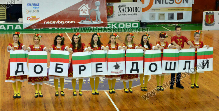 С пъстро дефиле и рекордни 1270 участници започна фестивалът „Хайдушка софра“ в Хасково