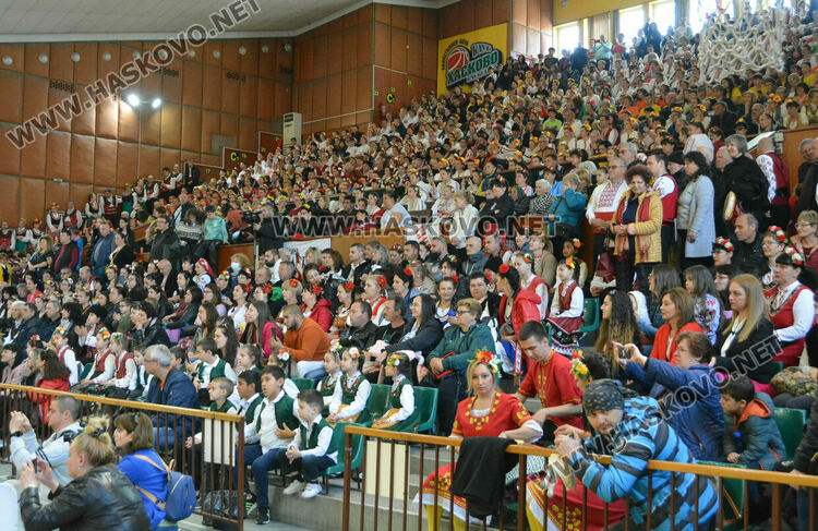 С пъстро дефиле и рекордни 1270 участници започна фестивалът „Хайдушка софра“ в Хасково