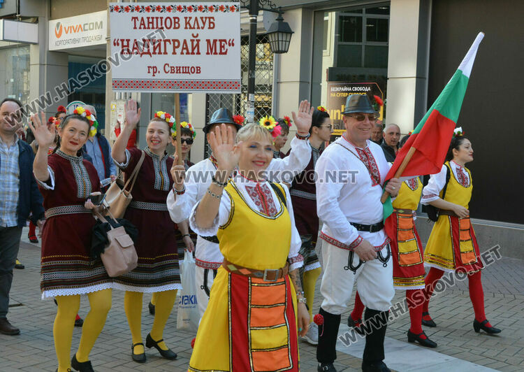 С пъстро дефиле и рекордни 1270 участници започна фестивалът „Хайдушка софра“ в Хасково
