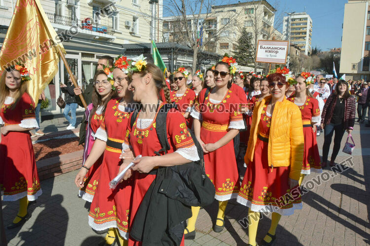 С пъстро дефиле и рекордни 1270 участници започна фестивалът „Хайдушка софра“ в Хасково