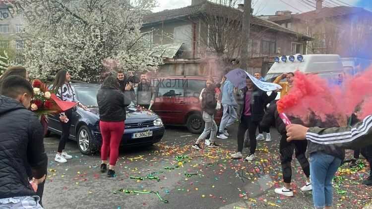 Вълнуваща покана за абитуриентски бал получи класна от "Майстора"