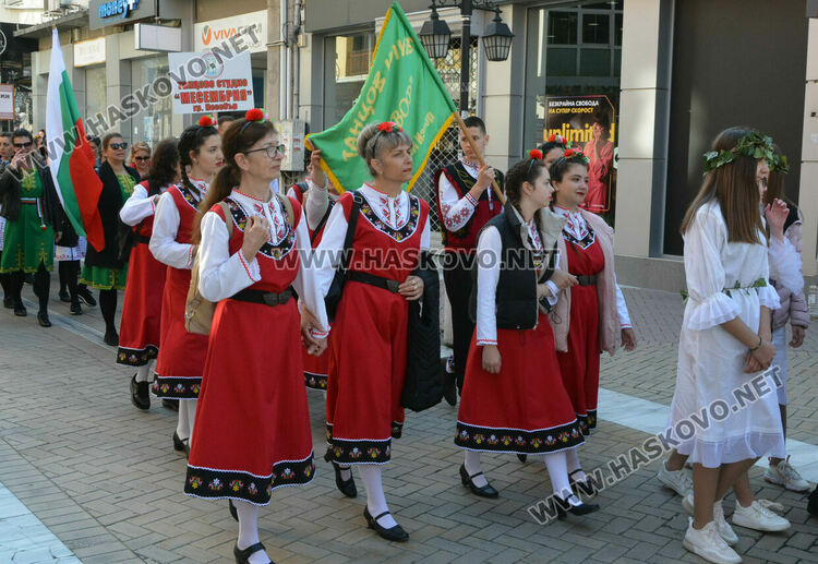 С пъстро дефиле и рекордни 1270 участници започна фестивалът „Хайдушка софра“ в Хасково