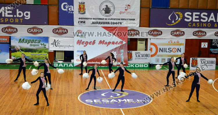 С пъстро дефиле и рекордни 1270 участници започна фестивалът „Хайдушка софра“ в Хасково