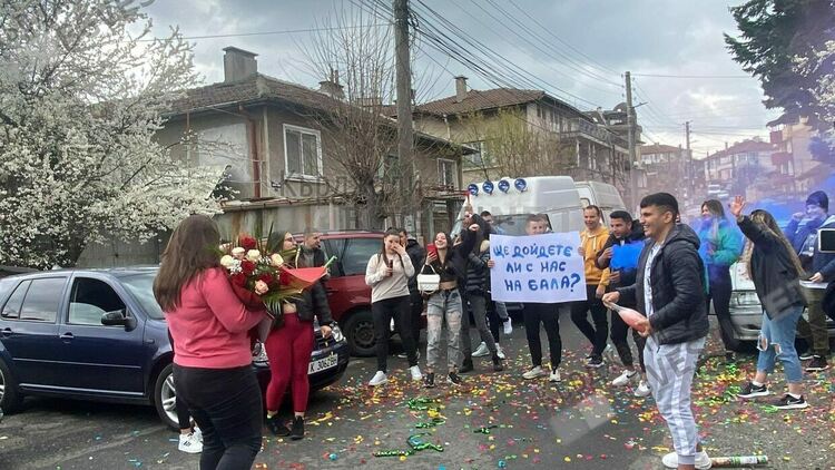 Вълнуваща покана за абитуриентски бал получи класна от "Майстора"