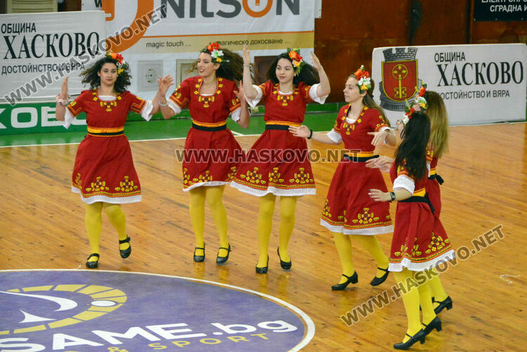 С пъстро дефиле и рекордни 1270 участници започна фестивалът „Хайдушка софра“ в Хасково