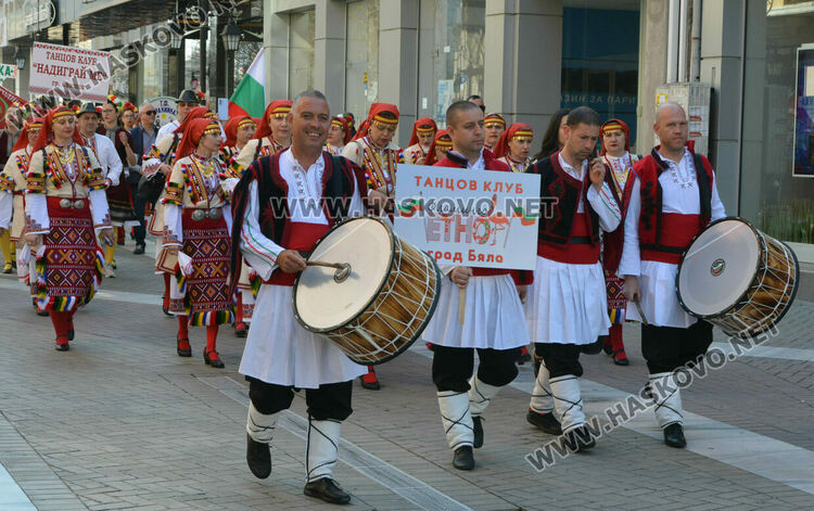 С пъстро дефиле и рекордни 1270 участници започна фестивалът „Хайдушка софра“ в Хасково