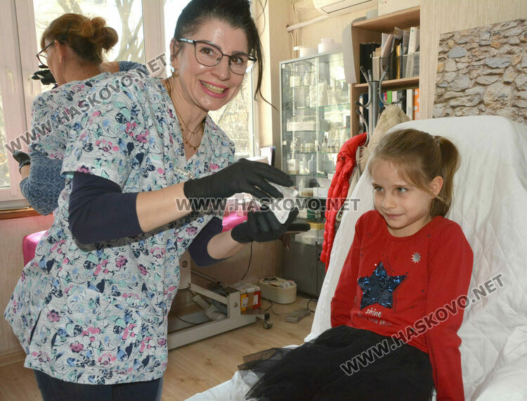 На Благовещение дупчат уши на момичета в Хасково