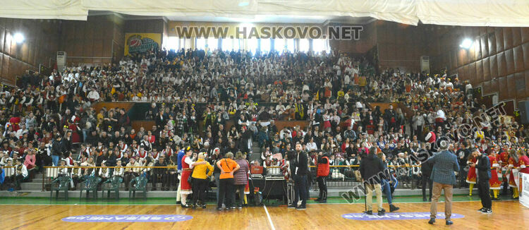 С пъстро дефиле и рекордни 1270 участници започна фестивалът „Хайдушка софра“ в Хасково