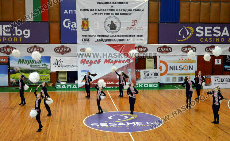 С пъстро дефиле и рекордни 1270 участници започна фестивалът „Хайдушка софра“ в Хасково