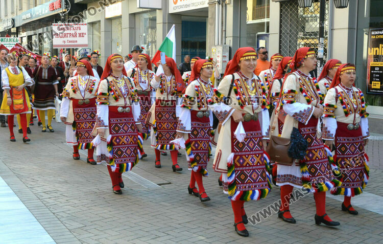 С пъстро дефиле и рекордни 1270 участници започна фестивалът „Хайдушка софра“ в Хасково