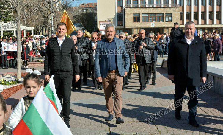 С пъстро дефиле и рекордни 1270 участници започна фестивалът „Хайдушка софра“ в Хасково