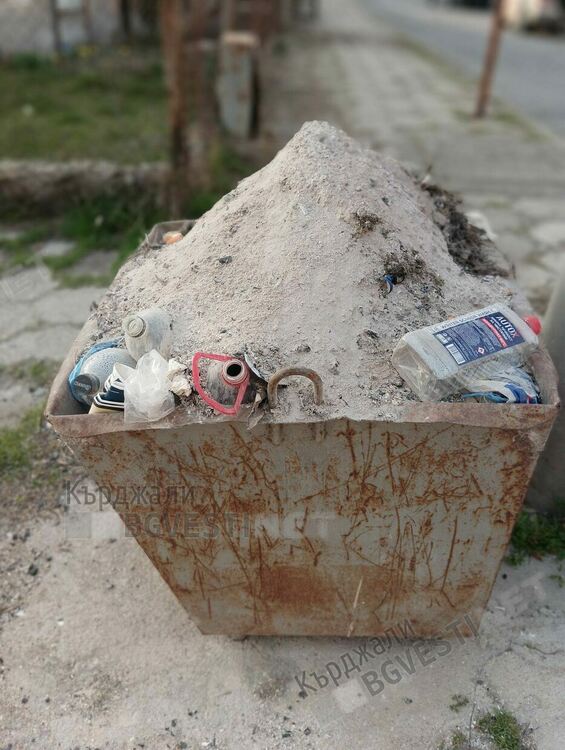 Въпреки,че настъпи пролетта,съдовете за пепел в Момчилград преливат