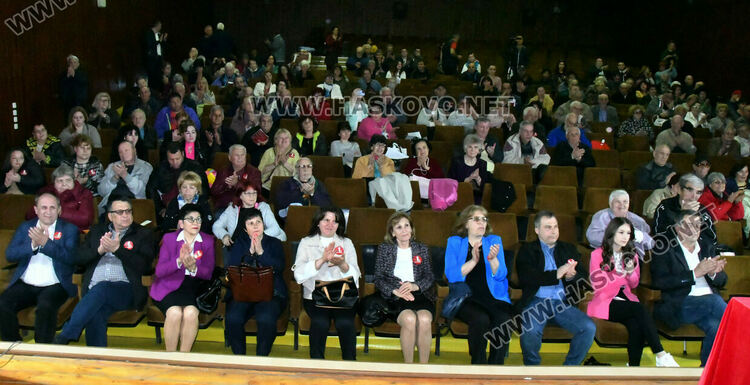 Корнелия Нинова в Хасково: "БСП за България" е реалната лява партия, всичко друго е менте