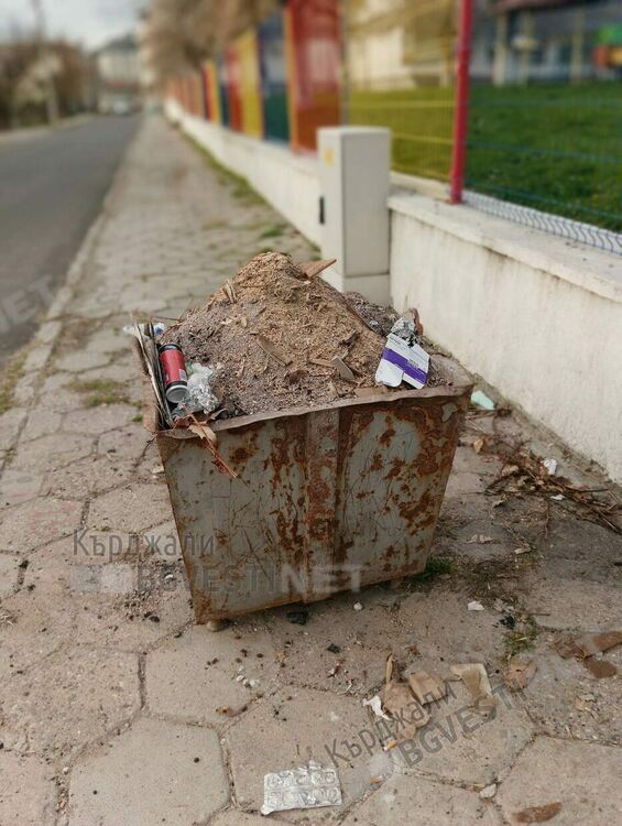 Въпреки,че настъпи пролетта,съдовете за пепел в Момчилград преливат