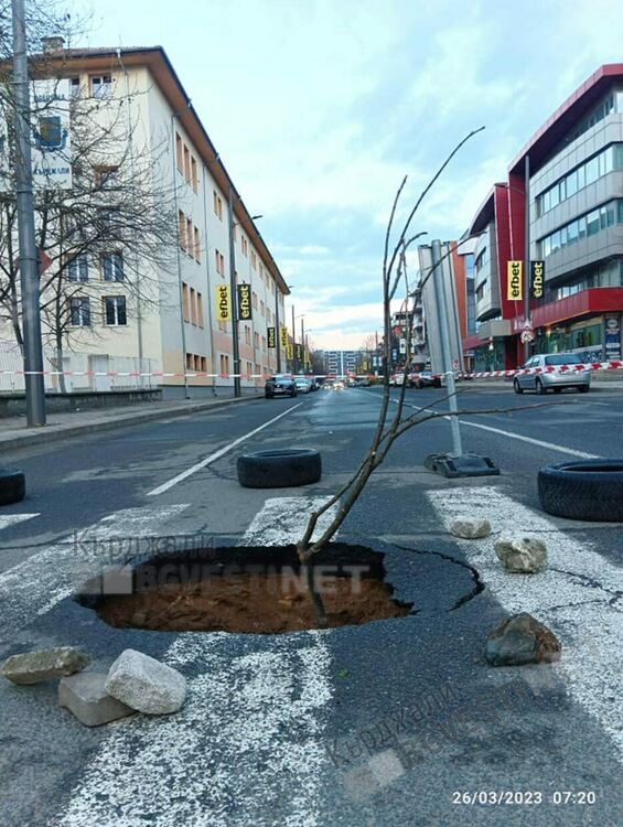 Огромна дупка зейна до Съдебната палата,направи улица и пешеходна пътека непроходими