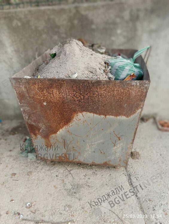 Въпреки,че настъпи пролетта,съдовете за пепел в Момчилград преливат