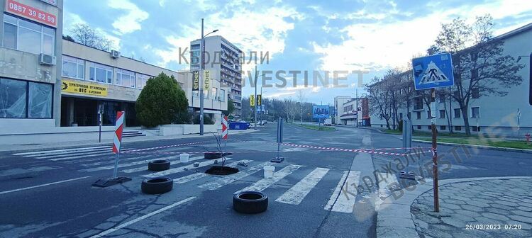 Огромна дупка зейна до Съдебната палата,направи улица и пешеходна пътека непроходими