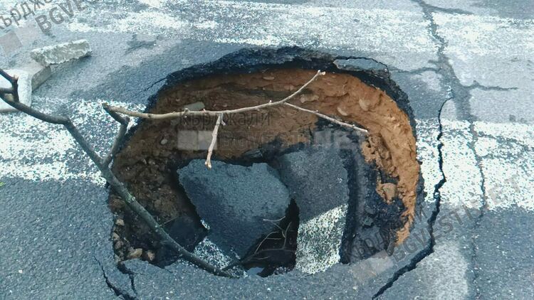 Огромна дупка зейна до Съдебната палата,направи улица и пешеходна пътека непроходими