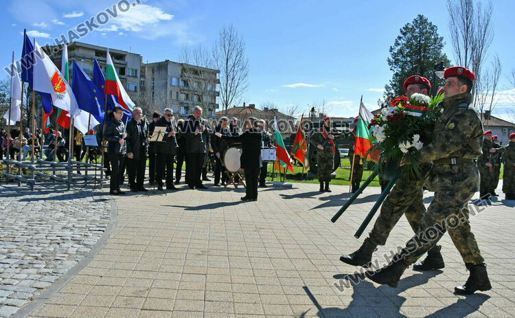 В Деня на Тракия и 10-ти Пехотен родопски полк откриха новия парк в Хасково