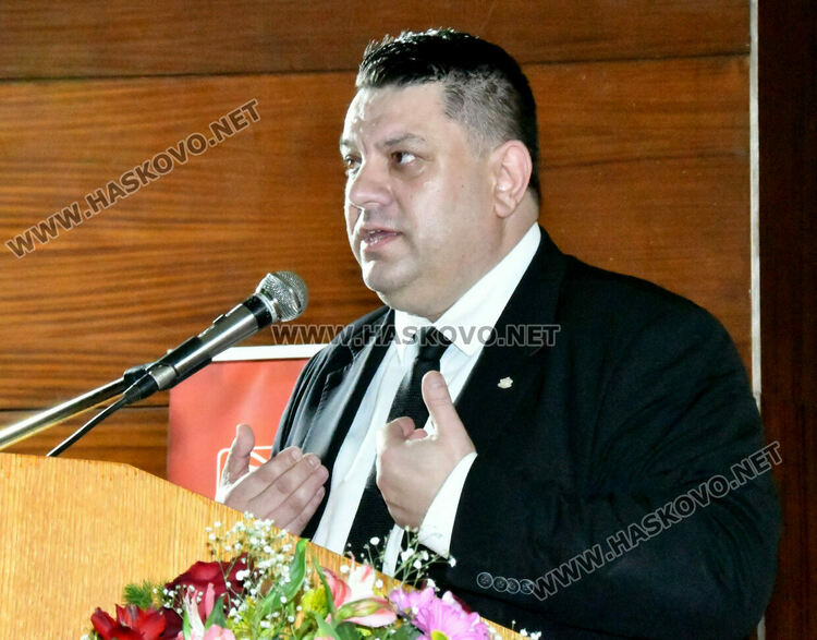 Корнелия Нинова в Хасково: "БСП за България" е реалната лява партия, всичко друго е менте