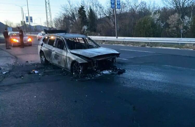 БМВ се запали по време на движение на входа на Кърджали