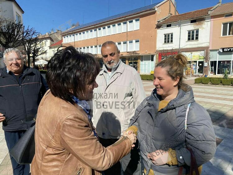 Караянчева в Ардино: Празните торби на "Промяната" не са агитационни материали!