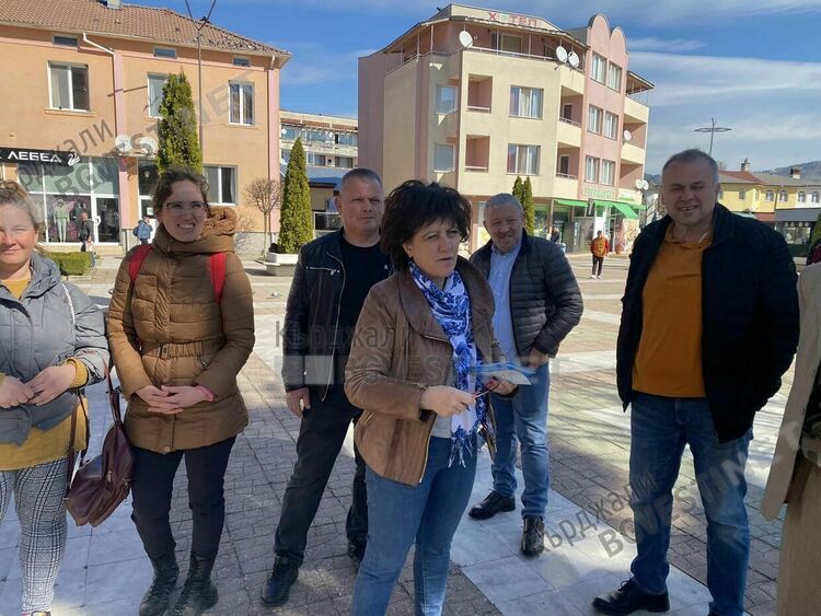 Караянчева в Ардино: Празните торби на "Промяната" не са агитационни материали!