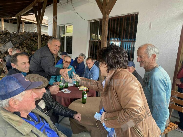 Караянчева и д-р Персенски обясняват предимствата на хартиената бюлетина в Жълтуша