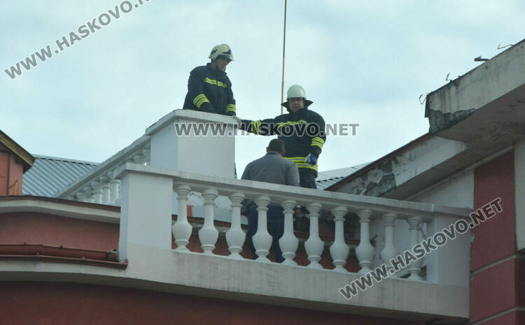 Силният вятър счупи дърво и билборд в Хасково