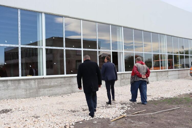 Кметът инспектира строителството на басейна в Хасково, ще е готов до лятото