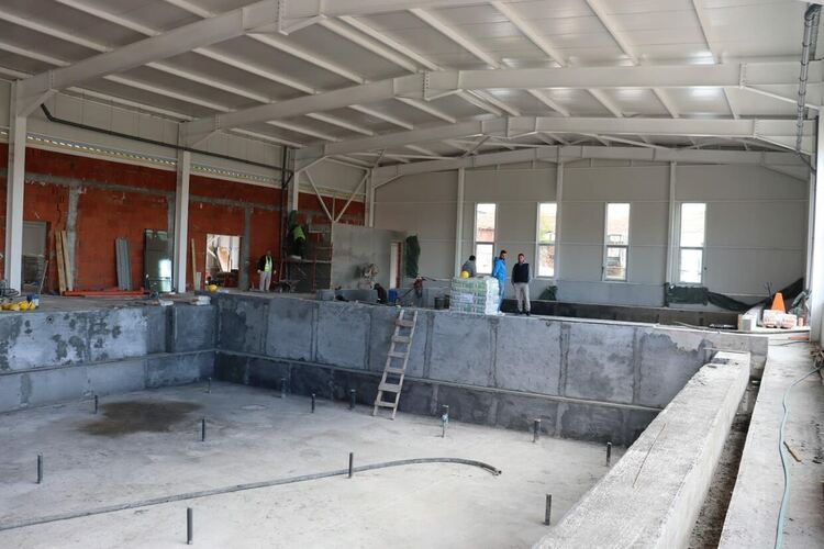 Кметът инспектира строителството на басейна в Хасково, ще е готов до лятото