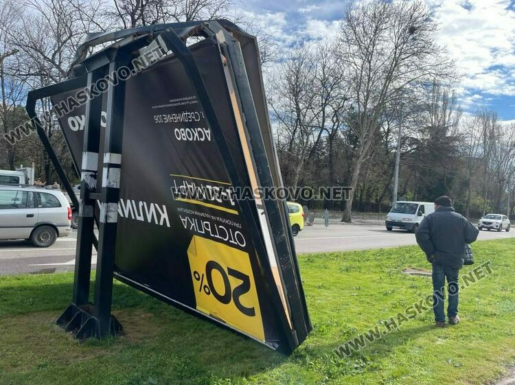 Силният вятър счупи дърво и билборд в Хасково